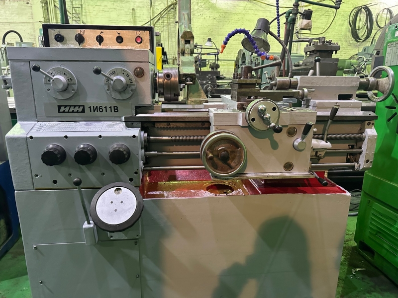 Токарный Винторезный станок, ИЖ 1И611В  РМЦ 500 мм